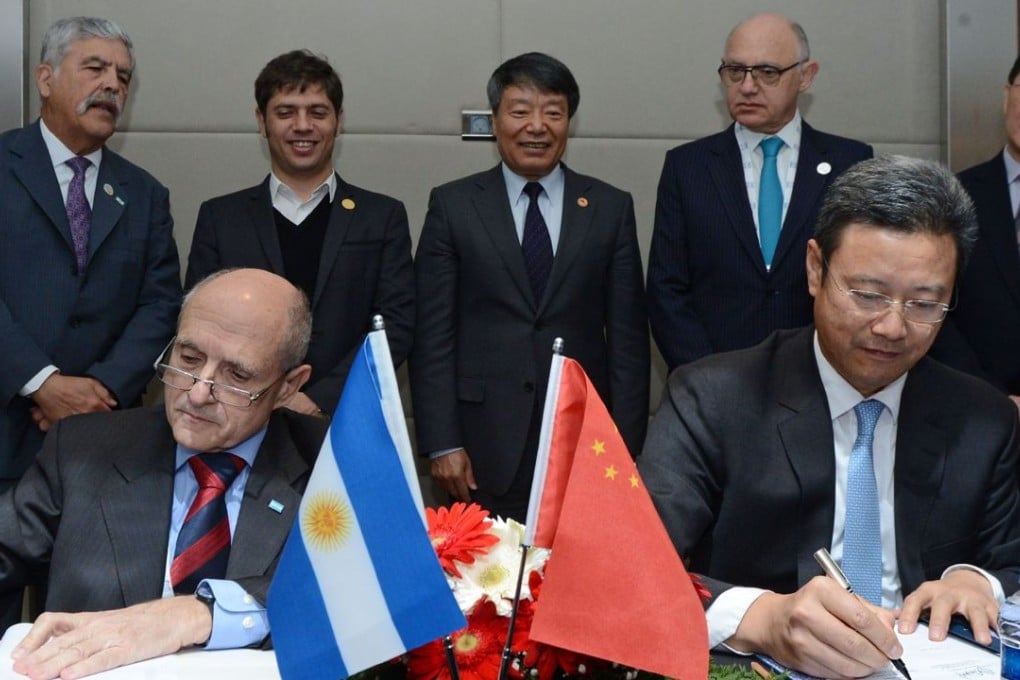 The president of Argentine state nuclear energy company Nucleoelectrica Argentina Jose Luis Antunez (front, left) and China National Nuclear Corporation (CNNC) General Manager Quian Zhimin (front, R), sign an agreement to build a fourth and fifth nuclear power station in the Latin American country. Photo: AFP