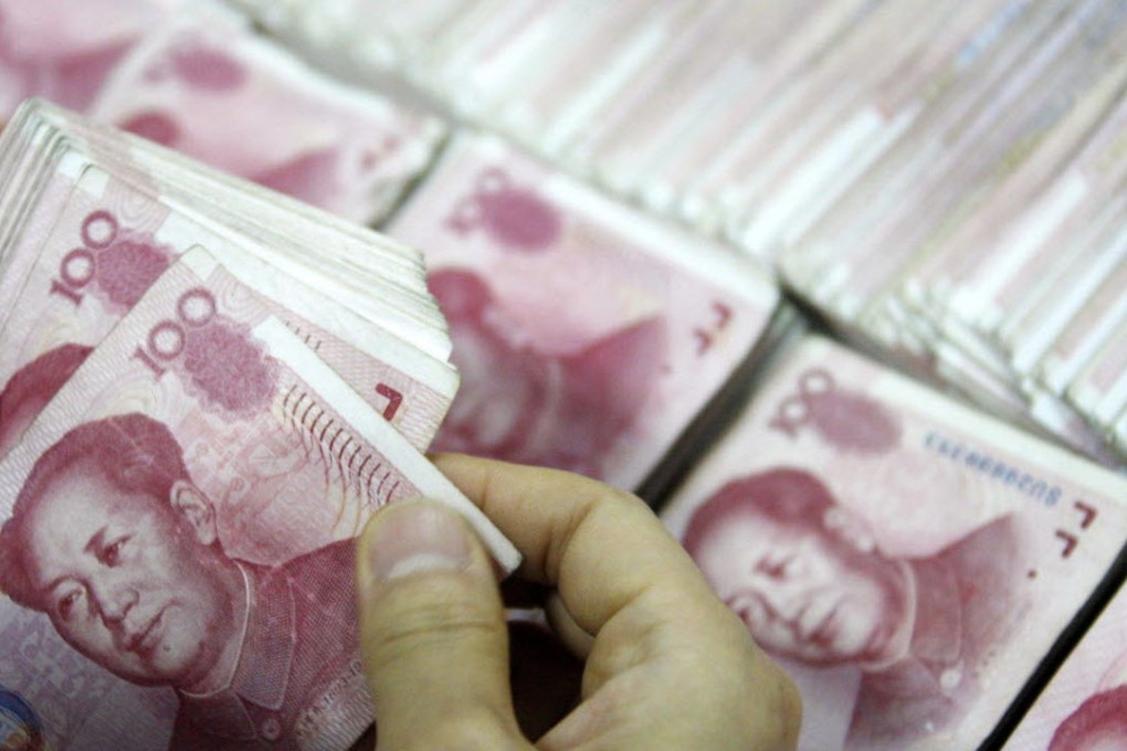 A bank official counts off 100 yuan notes in China as the bond market in the country braces for uncertainty in the days ahead. Photo: Reuters