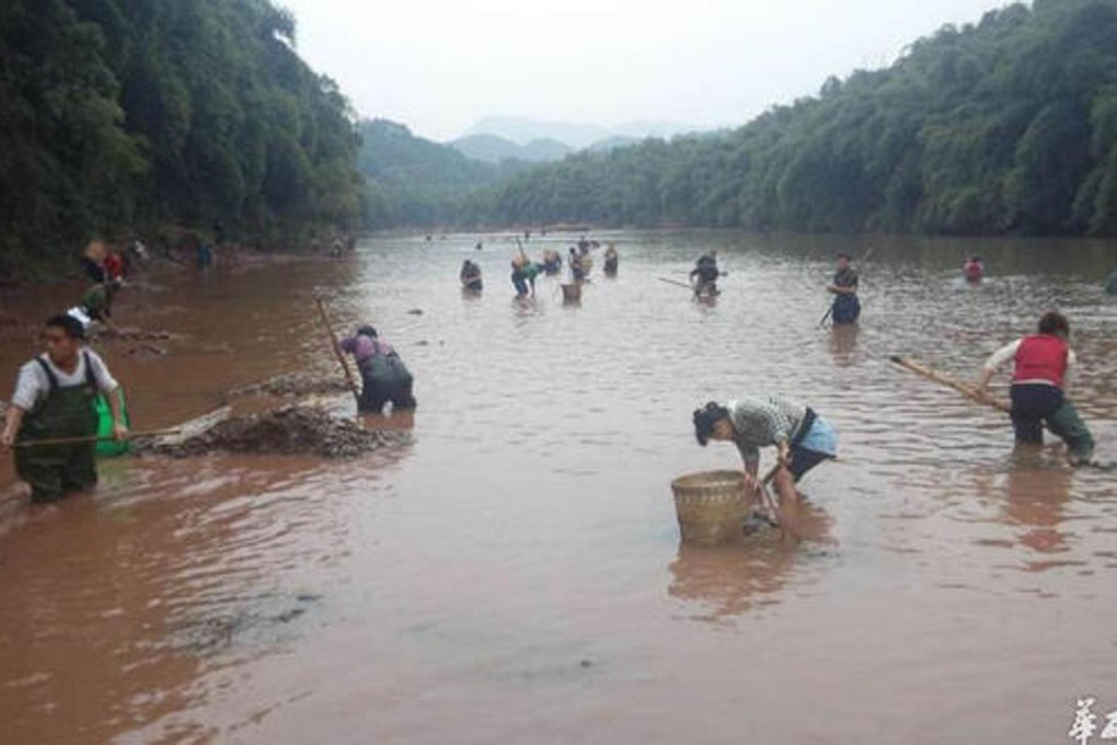 Villagers in Nantan, Sichuan, scour the local river for the reported gems. Photo: Sina