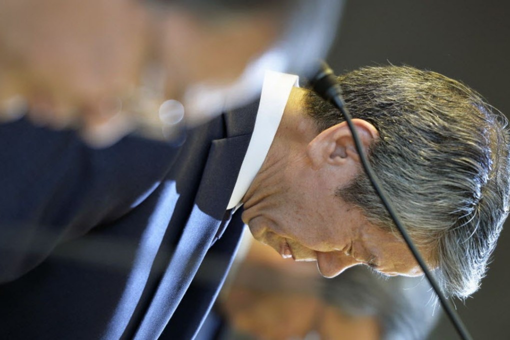 Hisao Tanaka (C), president of Toshiba Corp., bows in apology during a press conference at the company's head office in Tokyo on July 21 after resigning to take responsibility for an accounting scandal that a third-party investigation panel found involved the Japanese electronics maker's top executives. Photo: Kyodo