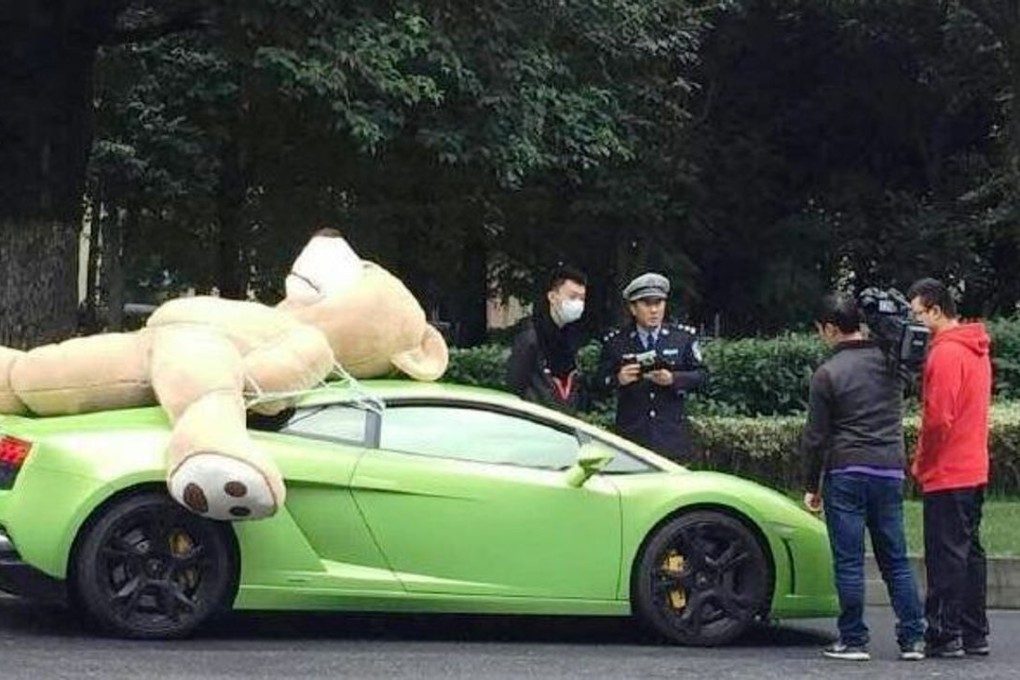 The Lamborghini driver is questioned over his oversized passenger. Photo: Sina.com