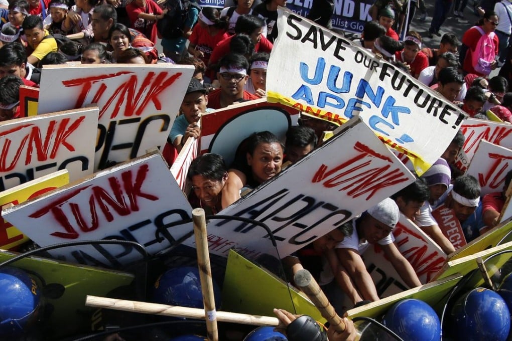 Filipino activists clash with riot police during a protest rally the on-going Asia-Pacific Economic Cooperation (APEC) summit in Manila. Photo: AP