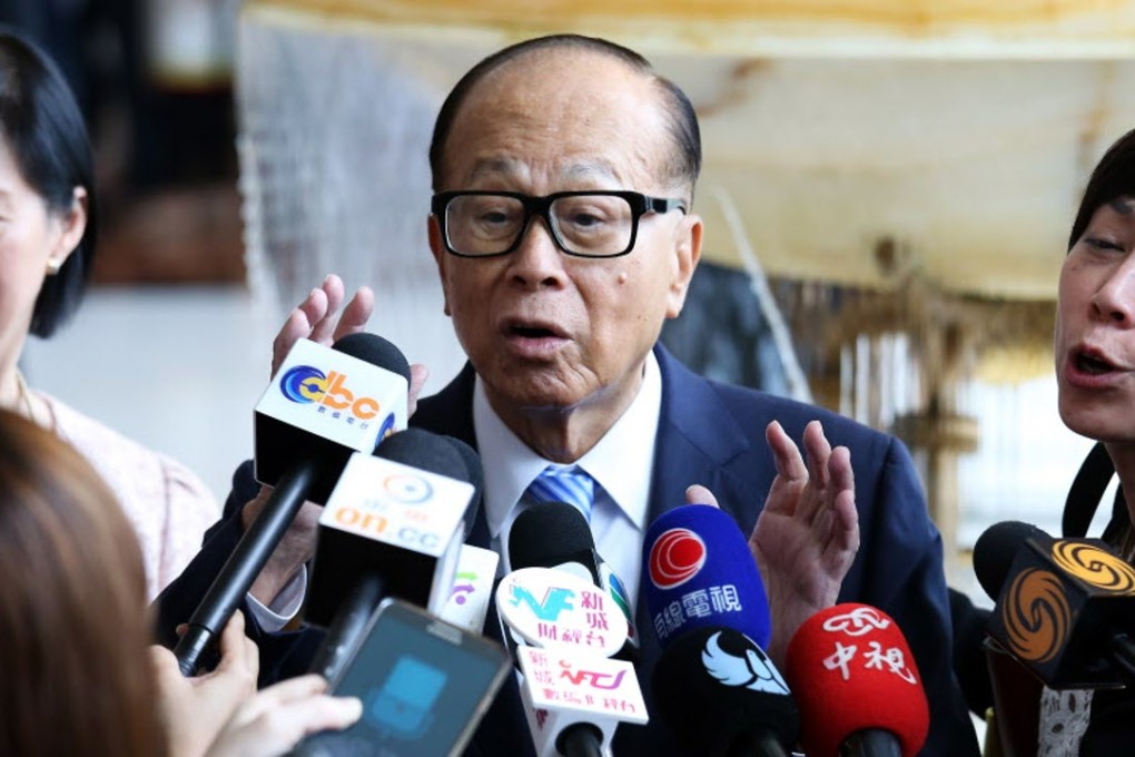 Cheung Kong Hutchison Whampoa Chairman Li Ka-shing, whose family controls both Cheung Kong Infrastructure and Power Assets, speaks to the media. Photo: Nora Tam