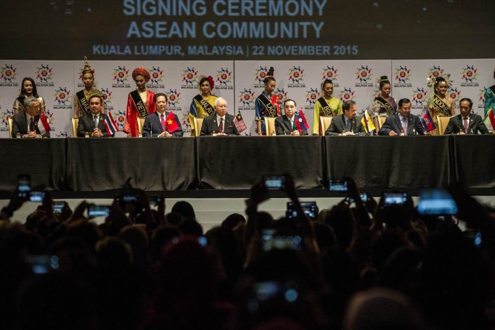 (L to R) Philippine President Benigno Aquino, Singapore Prime Minister Lee Hsien Loong, Thailand's Prime Minister Prayut Chan-O-Cha, Vietnam's Prime Minister Nguyen Tan Dung, Malaysia's Prime Minister Najib Razak, Laos Prime Minister Thongsing Thammavong, Brunei Sultan Hassanal Bolkiah, Cambodia's Prime Minister Hun Sen, Indonesia's President Joko Widodo and Myanmar President Thein Sein take part during the Signing Ceremony as part of the 27th Association of Southeast Asian Nations ( ASEAN ) Summit. Image: AFP