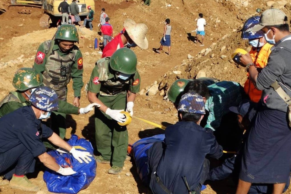 (Myanmar soldiers and rescuers wrap bodies of miners in Hpakant, Myanmar’s northernmost Kachin state. Photo: Xinhua
