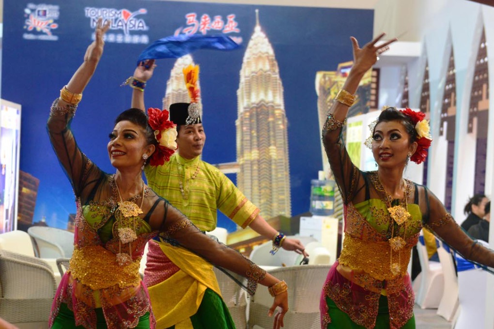 Malaysian actors perform dance at China International Travel Mart in Kunming, capital of southwest China's Yunnan Province, on November 13. Photo: Xinhua