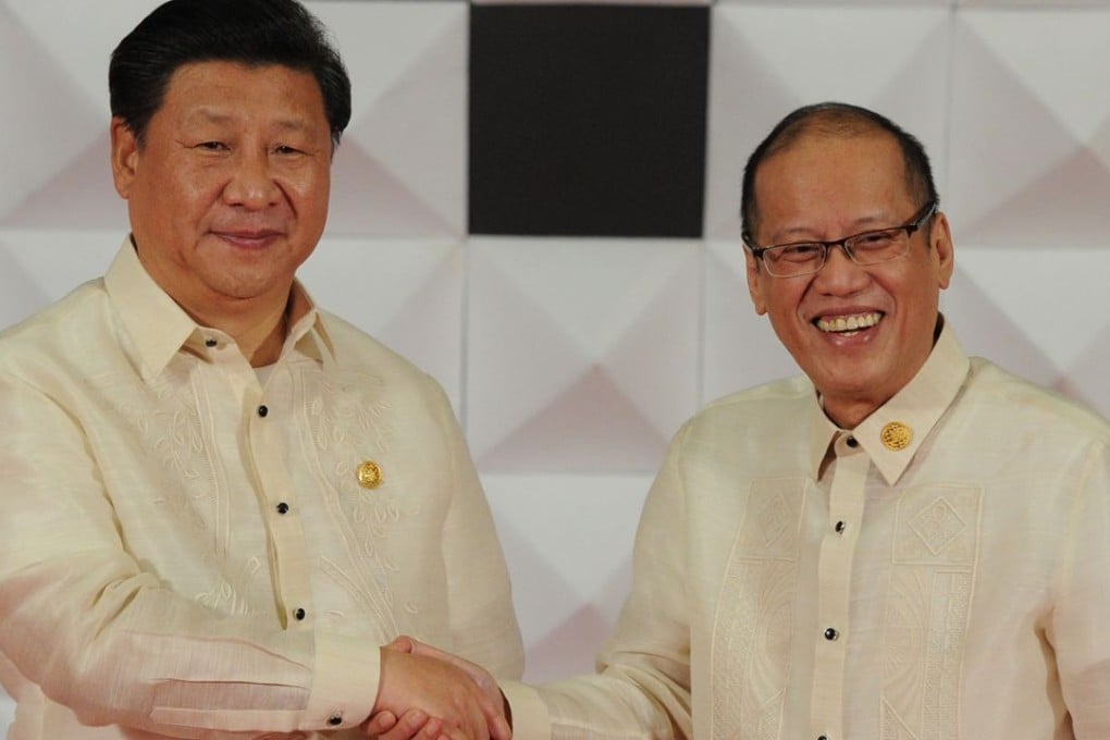 Philippine President Benigno Aquino (R) shake hands with China's President Xi Jinping while wearing the ‘Barong Tagal;og’ leaders of APEC wear to honor the host country. Photo: AFP