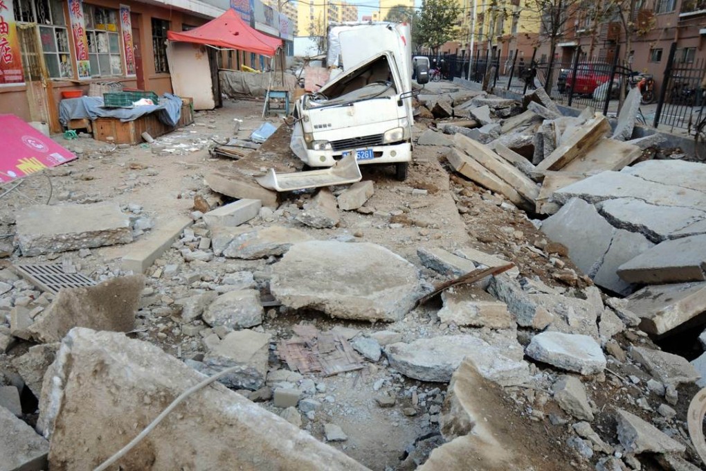 An oil pipeline explosion ripped roads apart, overturned cars and sent thick black smoke billowing over the city of Qingdao, in Shandong province in 2013. Photo: AFP