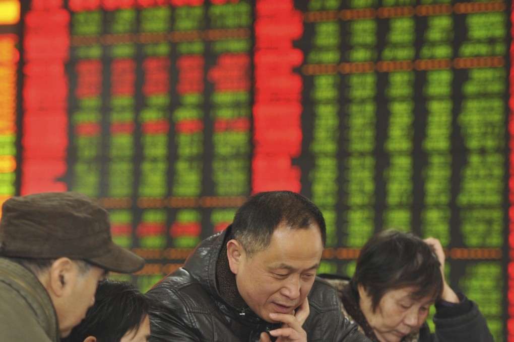 Chinese investors monitor stock prices at a brokerage house in Fuyang, Anhui province. Photo: AP