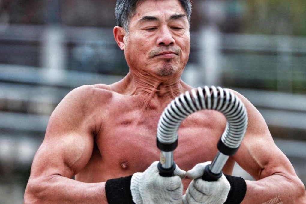Zhang Yuqing does 500 press-ups and 70 sets of exercises with a flexible metal bar to strengthen his arm and chest muscles each morning - come rain or shine – in his home city of Ankang in China’s Shaanxi province. Photo: Qq.com