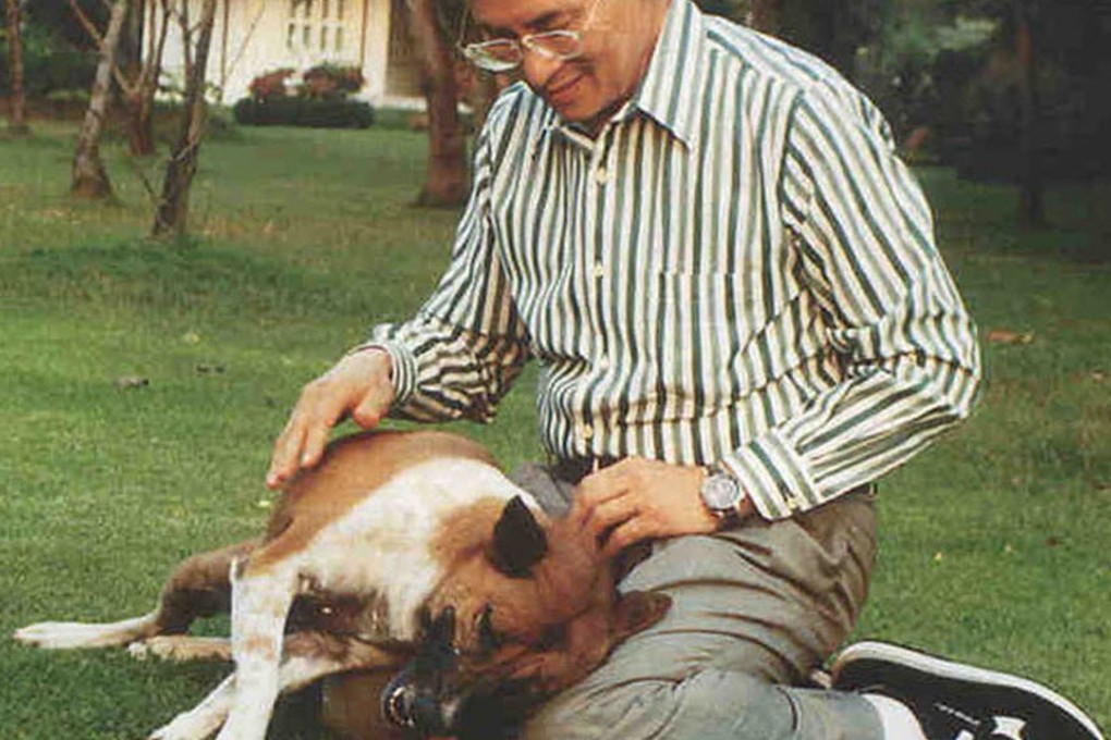 Thai King Bhumbibol Adulyadej with his favourite pet dog Tongdaeng in Bangkok in 2002. Photo: Reuters