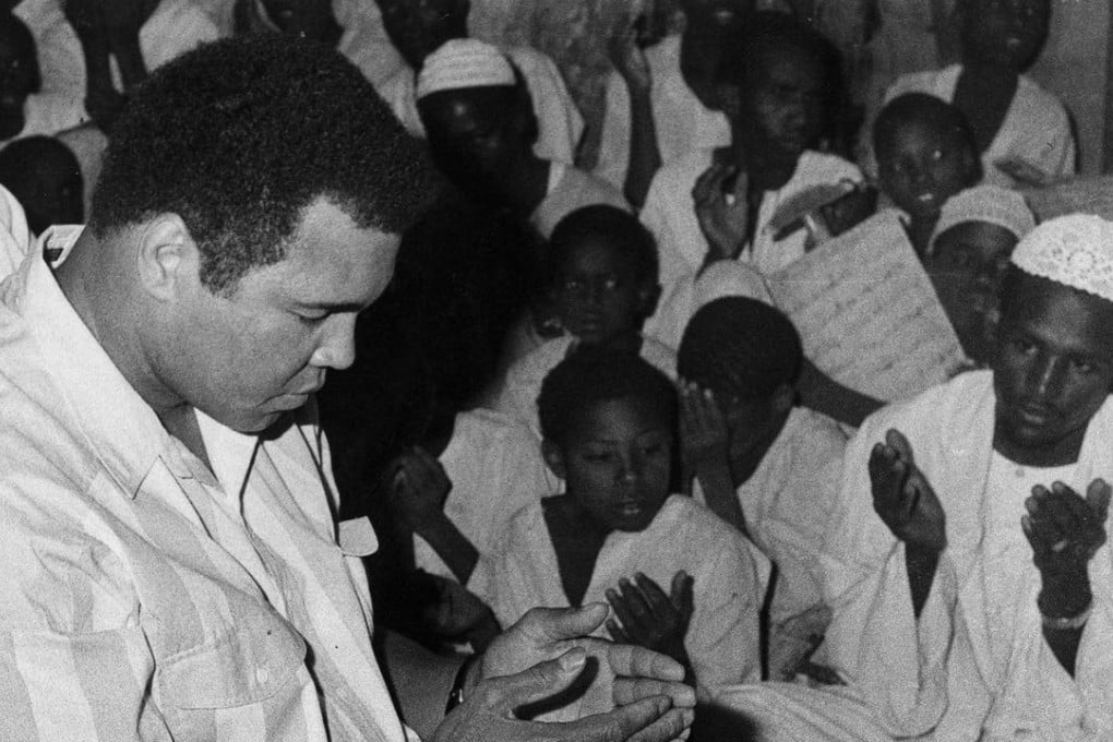 Muhammad Ali prays with a class of Muslim boys at Dafaalah el Sa'em Mosque in Khartoum, Sudan in 1988. Photo: AP