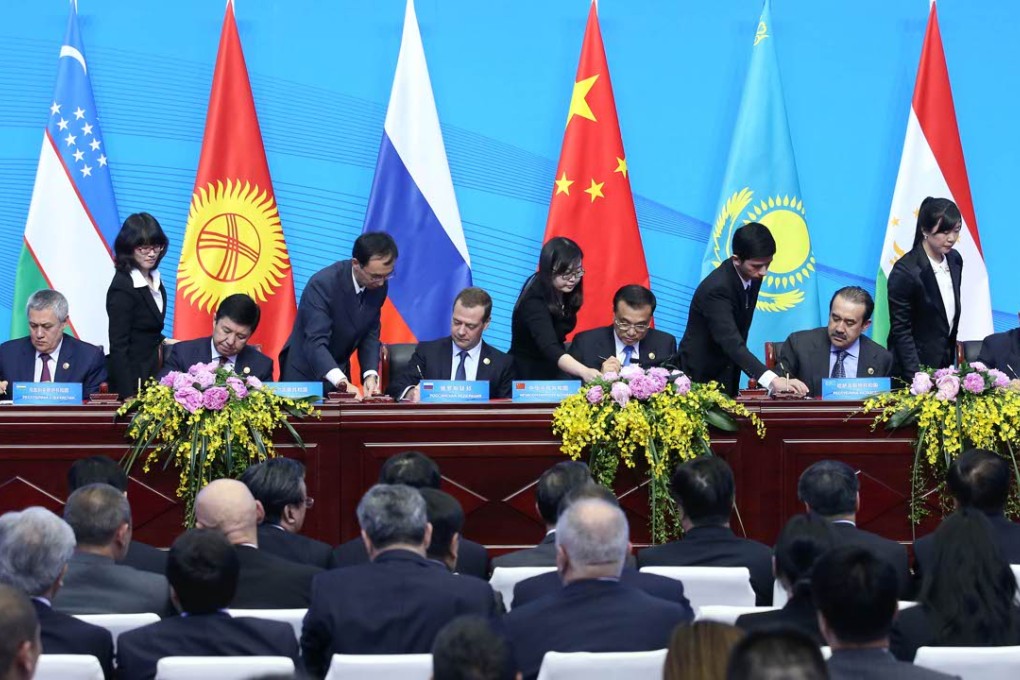 Chinese Premier Li Keqiang (third from right) with leaders from member countries of the Shanghai Cooperation Organisation in China’s Zhengzhou, Henan province, on Tuesday. Photo: Xinhua