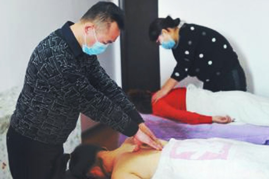 The man giving a conventional massage. Photo: Sina.com