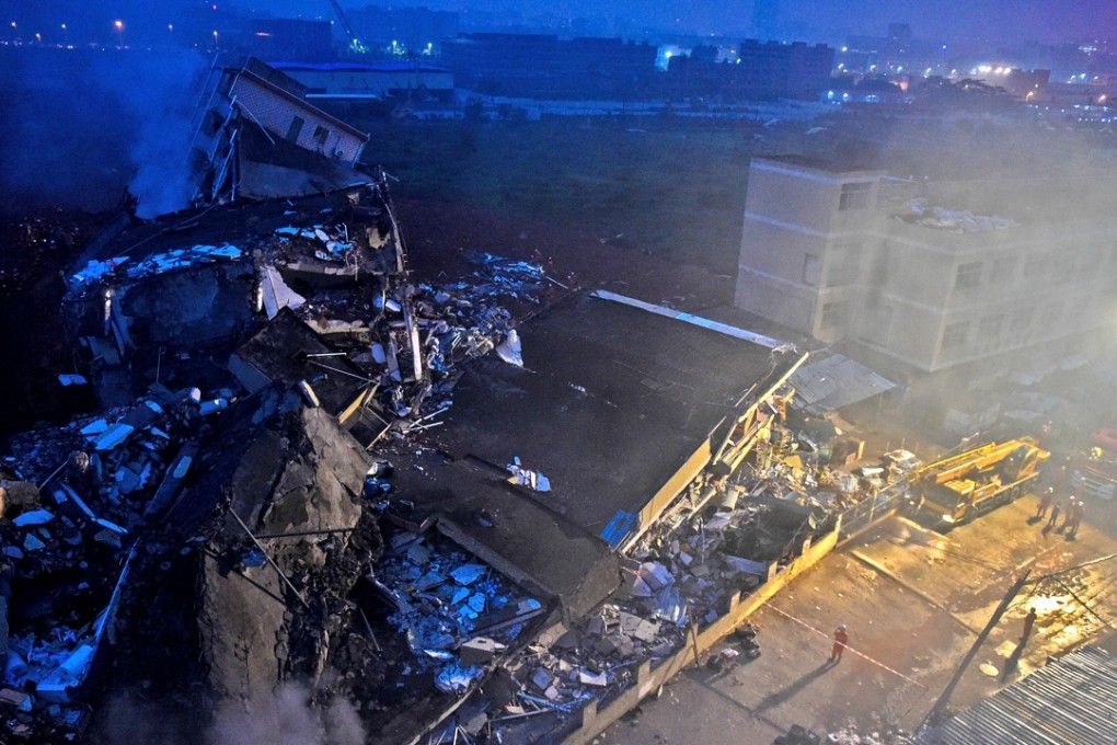 Rescuers work into the night at the site of the landslide. Photo: Xinhua