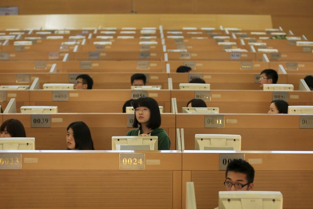 Finance students from Shanghai International Studies University visit the trading floor of the Shanghai Stock Exchange. Photo: Reuters