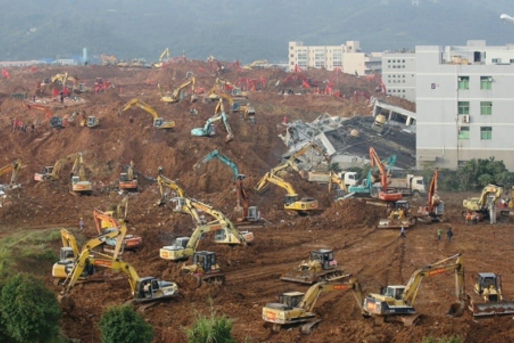 Rescue continues at the soil dump site in Guaangming New Zong, Shenzhen. 22DEC15 SCMP/Edward Wong