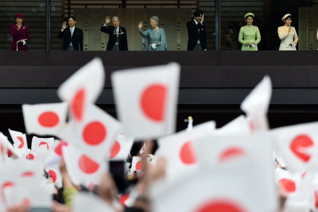 Japanese Emperor Akihito (3rd L) and Empress Michiko (4th L) wave to well-wishers with Crown Prince Naruhito (2nd L), Crown Princess Masako (L), Prince Akishino (4th R), Prince Kiko (3rd R), Princess Mako (2nd R) and Princess Kako (R) from the balcony of the Imperial Palace in Tokyo. Photo: AFP