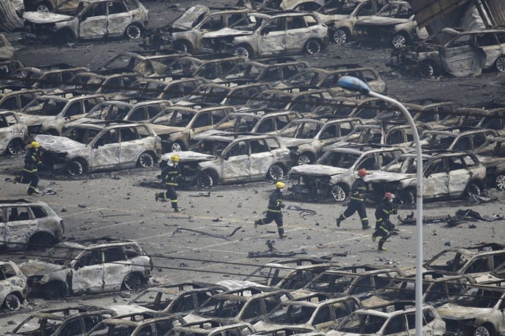 Firefighters run as smoke rises at the site of the explosions at the Binhai New Area in Tianjin on August 14, 2015. Photo: Reuters