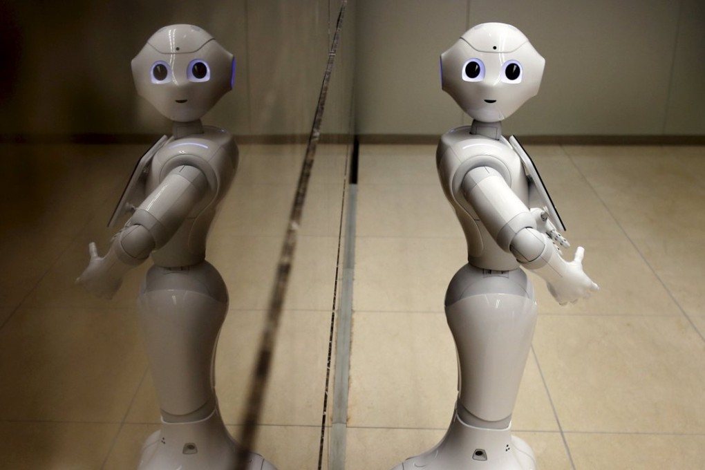 SoftBank's human-like robot named "Pepper" acts as a concierge at an entrance of Mizuho Financial Group's Mizuho bank branch in Tokyo. Photo: Reuters