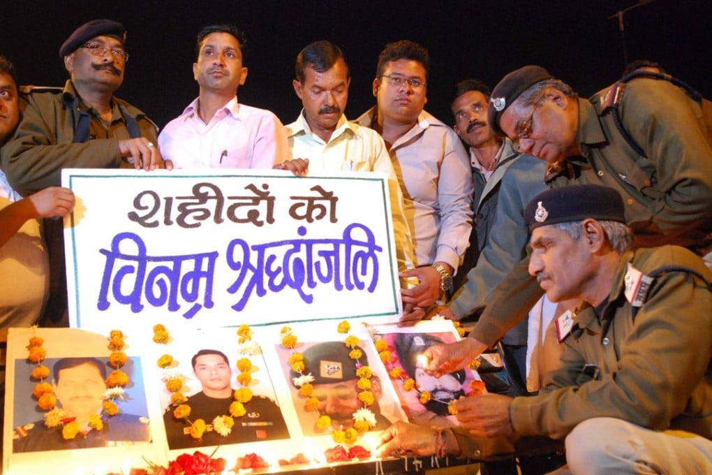 Mourners pay tribute to those killed in the Pathankot Air Force base attack at a vigil in in Bhopal, India, on Monday. Photo: Xinhua