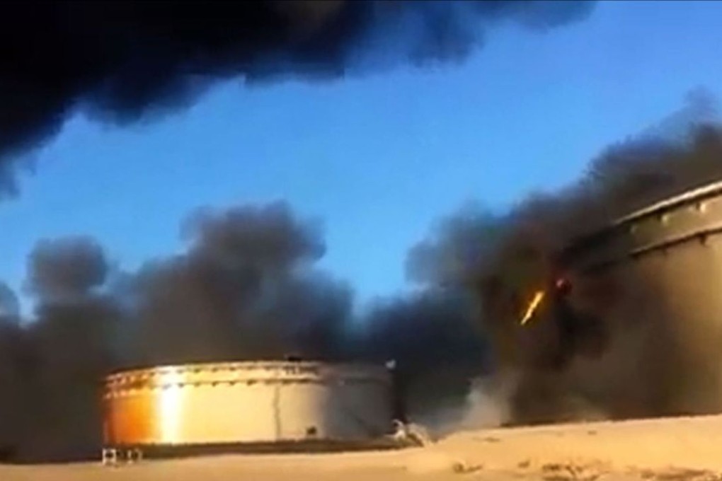 An image taken from social media on January 5 shows a petroleum storage tank burning at Al-Sidra oil terminal, near Ras Lanuf in the so-called "oil crescent" along Libya's northern coast. Photo: AFP