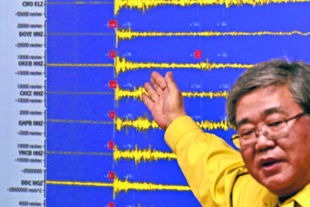 Ko Yun-hwa, of the Korea Meteorological Administration, points to seismic waves observed in South Korea, during North Korea’s test of a hydrogen bomb, January 6, 2016. Photo: Reuters