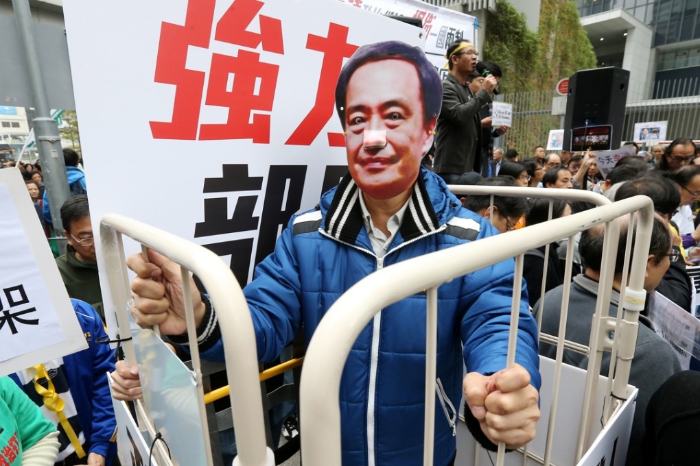 A protester wears a mask depicting Causeway Bay Books shareholder Lee Bo (Photo: Dickson Lee)