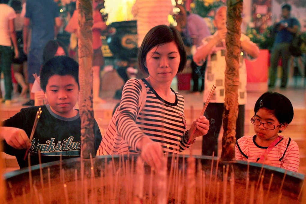 Ethnic Chinese worship at Thean Hou Temple in Kuala Lumpur, Malaysia. Photo: AFP