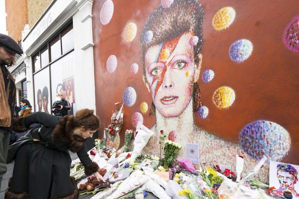 Fans pay their respects with flowers and messages at a David Bowie mural in Brixton, South London, Britain. Photo: Xinhua