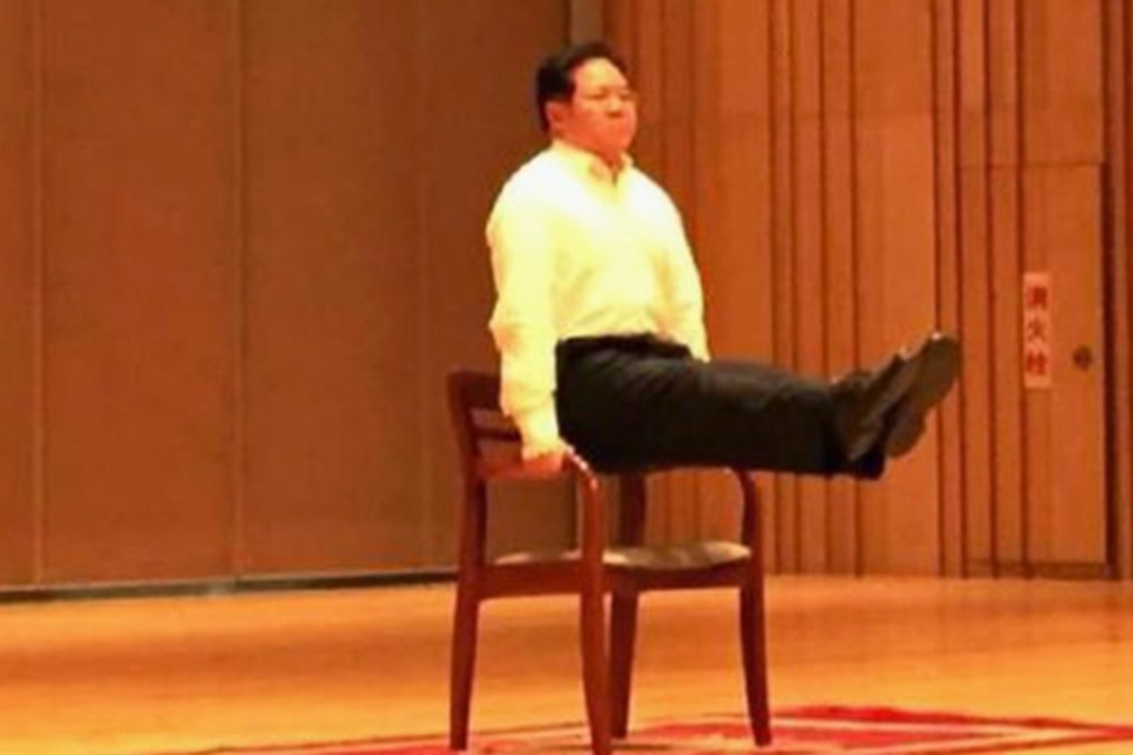 Zhu Chongshi shows students at Xiamen University how to really exercise. Photo: 163.com