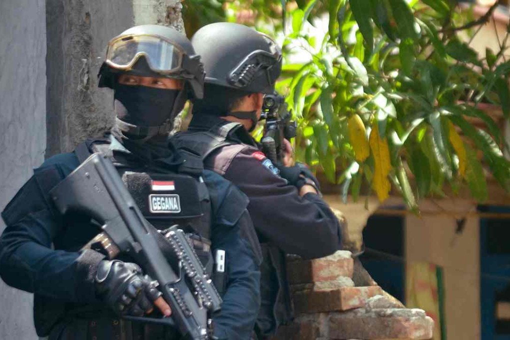 Elite Indonesian police commandos raid a house of a suspected terrorist. Photo: AFP
