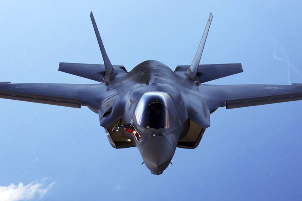A U.S.Marine Corps F-35B joint strike fighter jet conducts manoeuvres over the Atlantic Ocean. Photo: Reuters