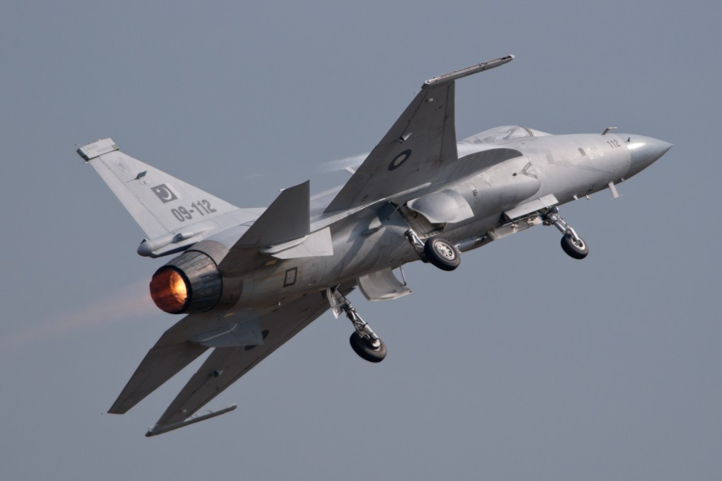 (101116) -- ZHUHAI, Nov. 16, 2010 (Xinhua) -- Pakistan pilot flies with JF-17 Thunder fighter aircraft in Zhuhai City, south China's Guangdong Province, Nov. 15, 2010. Pakistan aerobatic team "Sherdils" took part in a rehearsal on Monday for the 8th China International Aviation and Aerospace Exhibition. (Xinhua/Yang Guang) (zgp)