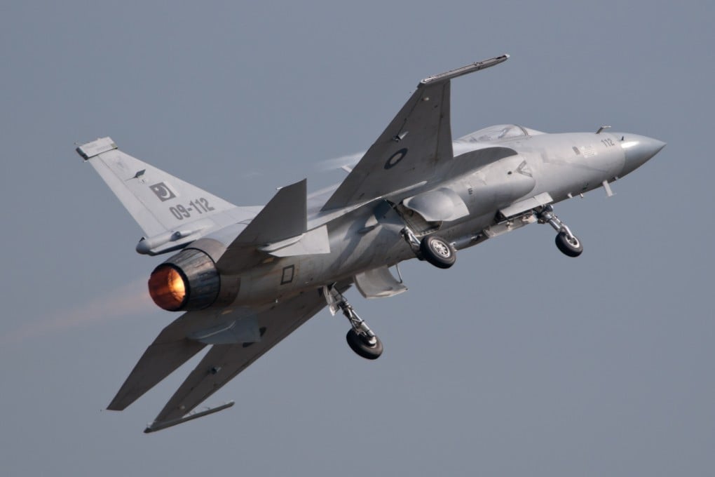 (101116) -- ZHUHAI, Nov. 16, 2010 (Xinhua) -- Pakistan pilot flies with JF-17 Thunder fighter aircraft in Zhuhai City, south China's Guangdong Province, Nov. 15, 2010. Pakistan aerobatic team "Sherdils" took part in a rehearsal on Monday for the 8th China International Aviation and Aerospace Exhibition. (Xinhua/Yang Guang) (zgp)