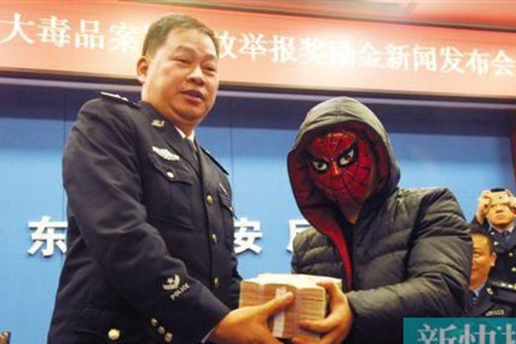 The informant receives his reward in Guangdong. Photo: Sohu.com