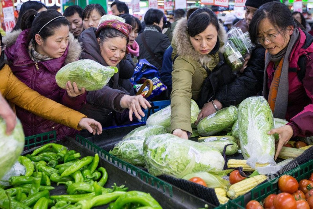 Crowds buy groceries at a supermarket in Hangzhou ahead of the cold snap. Photo: QQ