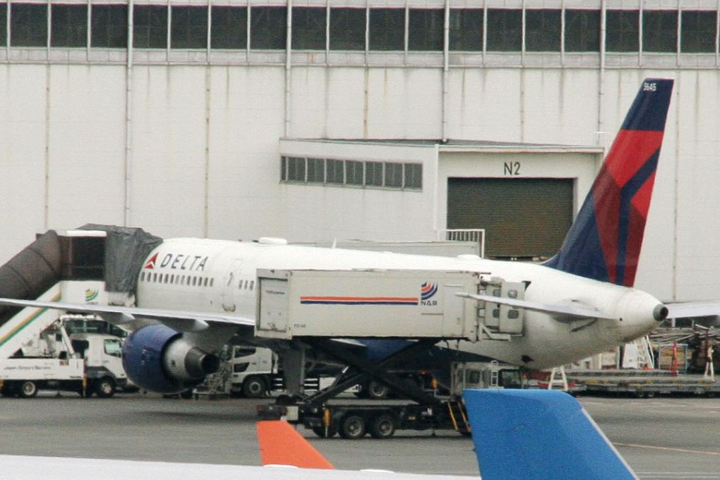 Delta plane bound for Saipan after making an emergency landing at the airport. The Boeing 757 was forced to return after detecting smoke in the cabin. Photo: Kyodo