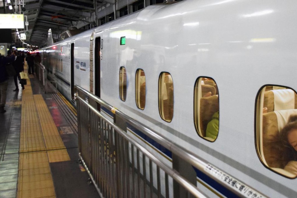 A shinkansen bullet train arrives at JR Okayama Station in Okayama Prefecture, western Japan, in the early hours of January 25, 2016. Around 110 passengers spent the night inside the bullet train after the railway service was suspended due to technical problems caused by heavy snow. Photo: Kyodo