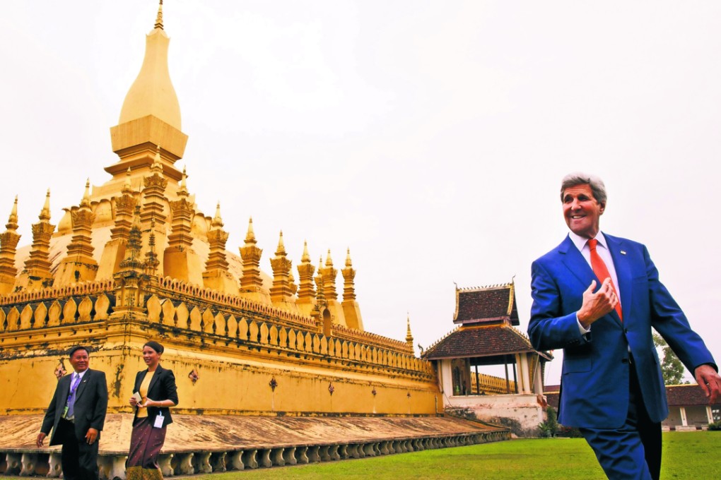 US Secretary of State John Kerry tours the That Luang Stupa or Pha That Luang, with Phouvieng Phothisane, Acting Director of the Vientiane Museums, and Tata Keovilay, with the US Embassy, in Vientiane, Laos, on Monday, January 25, 2016. Photo: Reuters