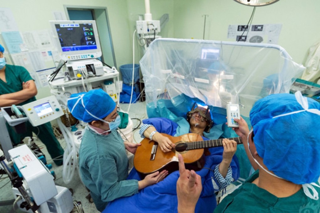 Li played the guitar as doctors implanted medical electrodes into his brain.