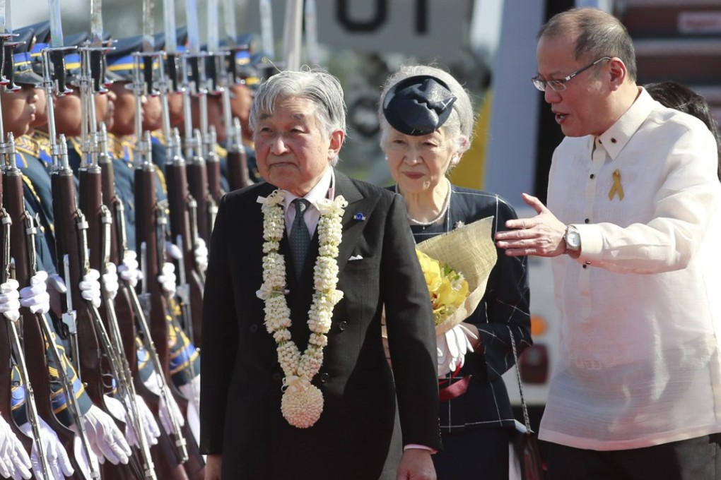 Philippines President Benigno Aquino (right) gestures while Japanese Emperor Akihito and Empress Michiko. Photo: Reuters