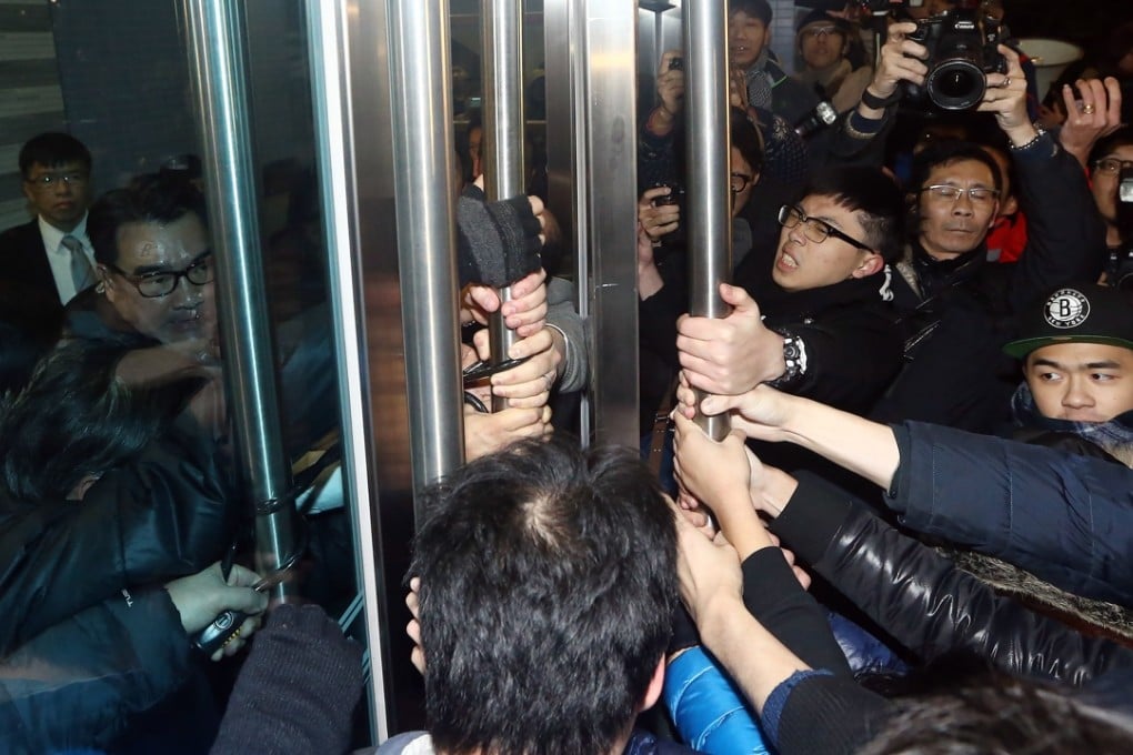 Hong Kong University students try to break into the The Hong Kong Jockey Club Building For Interdisciplinary Research on Sassoon Road in Pok Fu Lam, where Chairman of the governing Council of the University of Hong Kong Arthur Li Kwok-cheung is. Li refused to talk to students. Photo: Sam Tsang