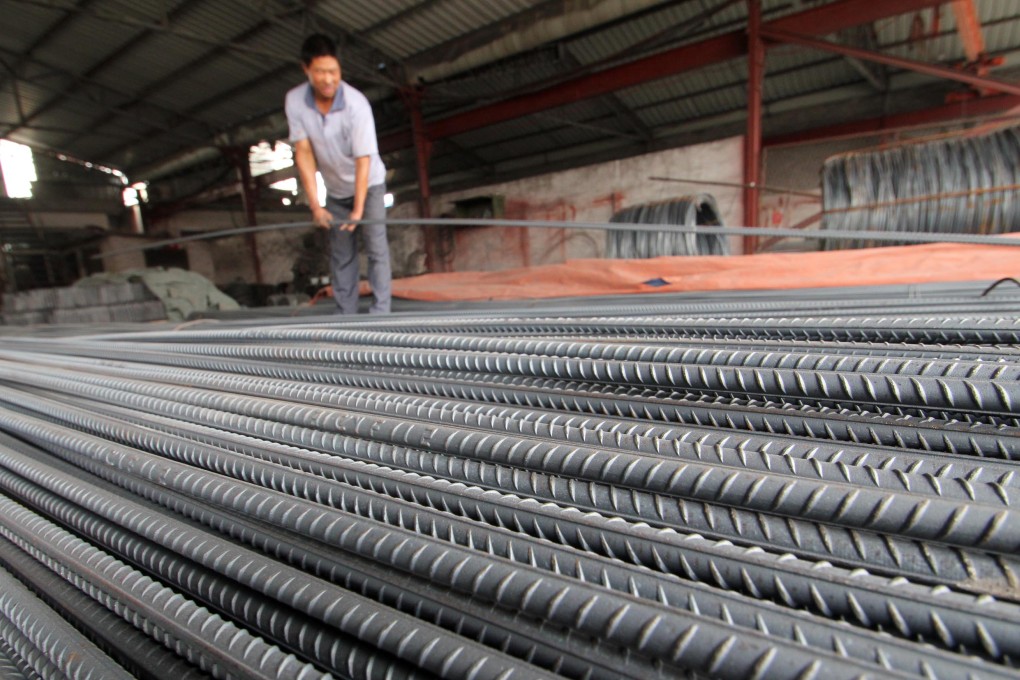 (120822) -- LINYI, Aug. 22, 2012 (Xinhua) -- A buyer selects steel rebar at a market in Tancheng County of Linyi City, east China's Shandong Province, Aug. 22, 2012. Average steel prices in China were quoted at 3,670 yuan (578 U.S. dollars) per tonne on Tuesday, hitting a three-year low, according to the latest figures. (Xinhua/Zhang Chunlei) (ry)