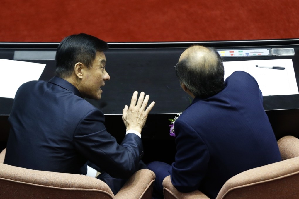 New legislative speaker Su Chia-chuan, left, talks to Democratic Progressive Party caucus leader Ker Chien-ming on the legislature floor in Taipei on Monday. Photo: AP
