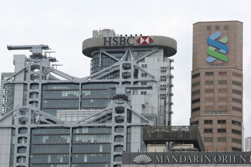 HSBC told its staff in an internal memo that the bank’s worldwide freeze on hiring and pay hike would be in place this year as part of its efforts to cut up to US$5 billion in costs by the end of 2017. Photo: Nora Tam