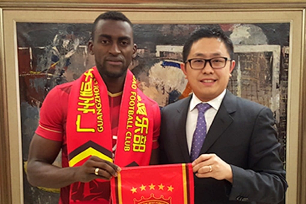 Jackson Martinez with a Guangzhou official. Photo: Guangzhou Evergrande