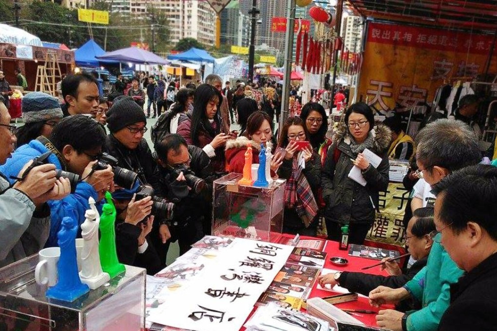 Visitors throng the stall in Victoria Park selling books banned in mainland China. Photo: SCMP Pictures
