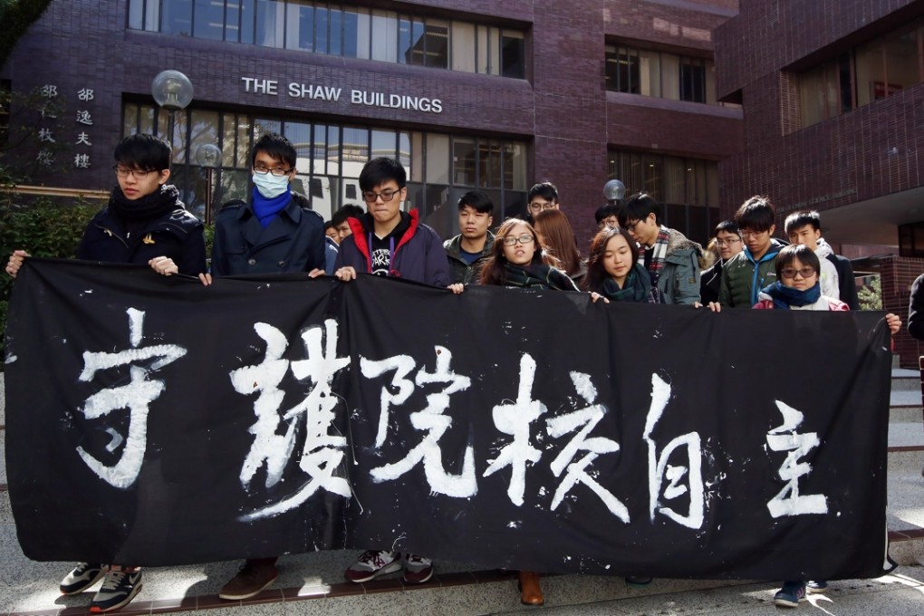 Students protesting outside the venue where HKU council was meeting under Arthur Li's chairmanship last week. Photo: Sam Tsang