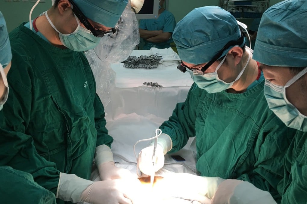 Dr. Lu Shichun performs surgery on a bile duct cancer patient while wearing a pair of GLXSS, which enables him to broadcast the surgery to participants at a medical forum in real-time. Photo: Handout